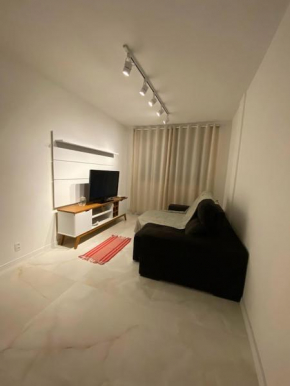 Apartamento reformado, pertinho da Praia do Forte.